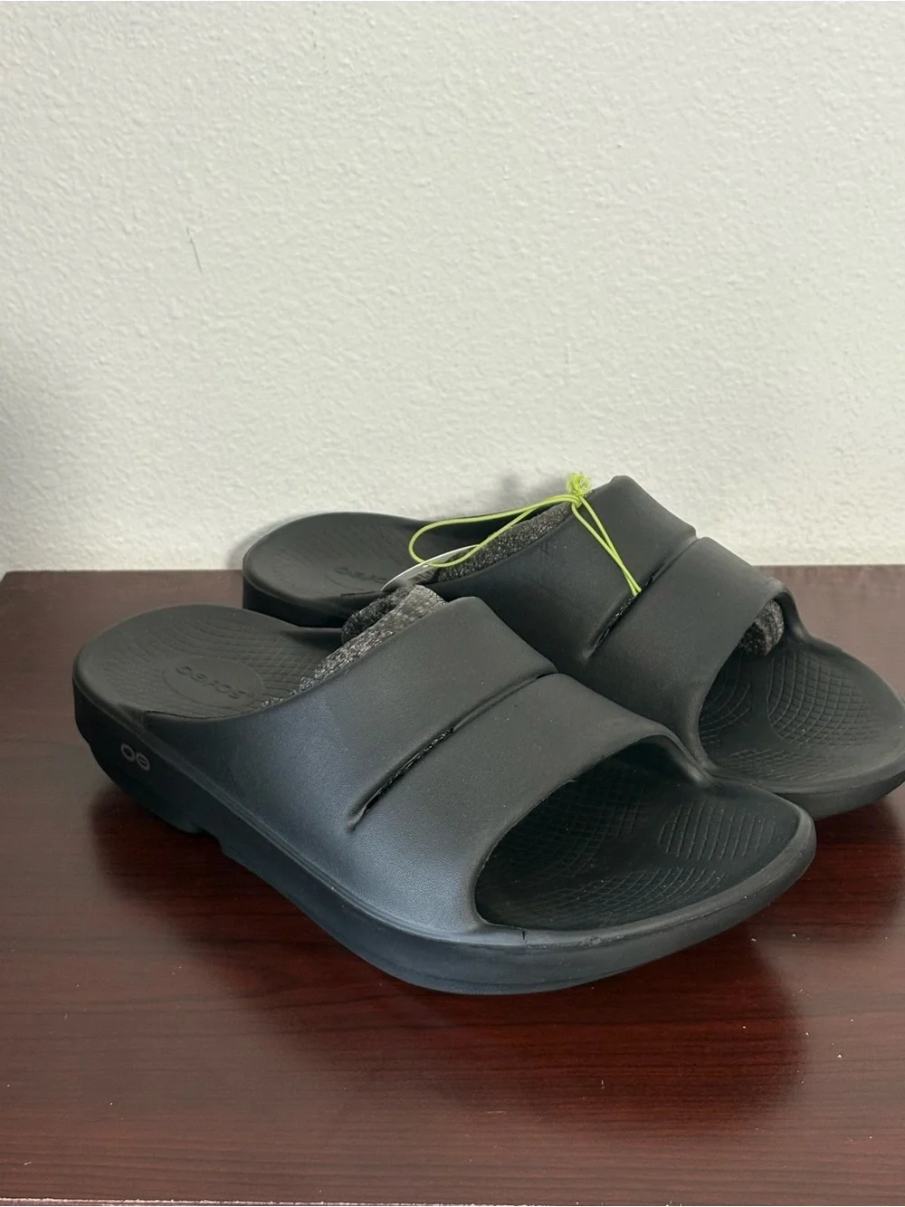 OOFOS Men's Black Slide Sandal with Open Toe size 11